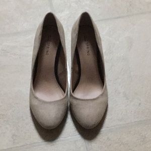 Never worn tan suede heels